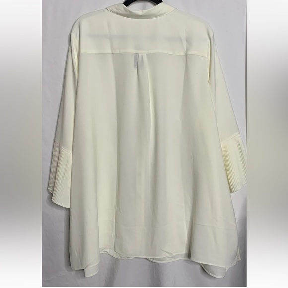 3/$30 NWT Avenue Size
22/24 Button Up Blouse 3/4
Pleated Kimono Style Sleeve - Picture 4 of 16